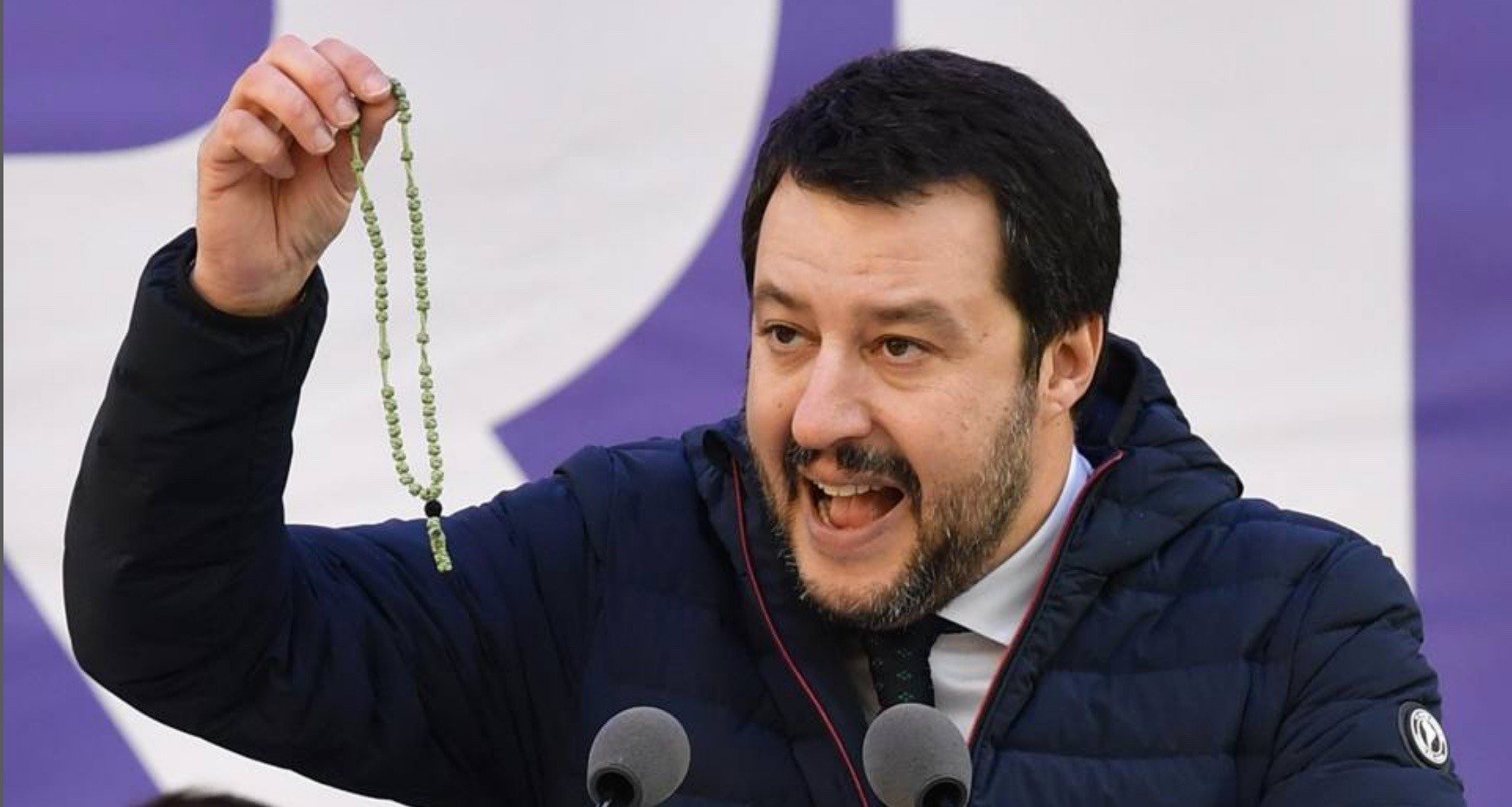 Matteo Salvini mit Rosenkranz in Mailand