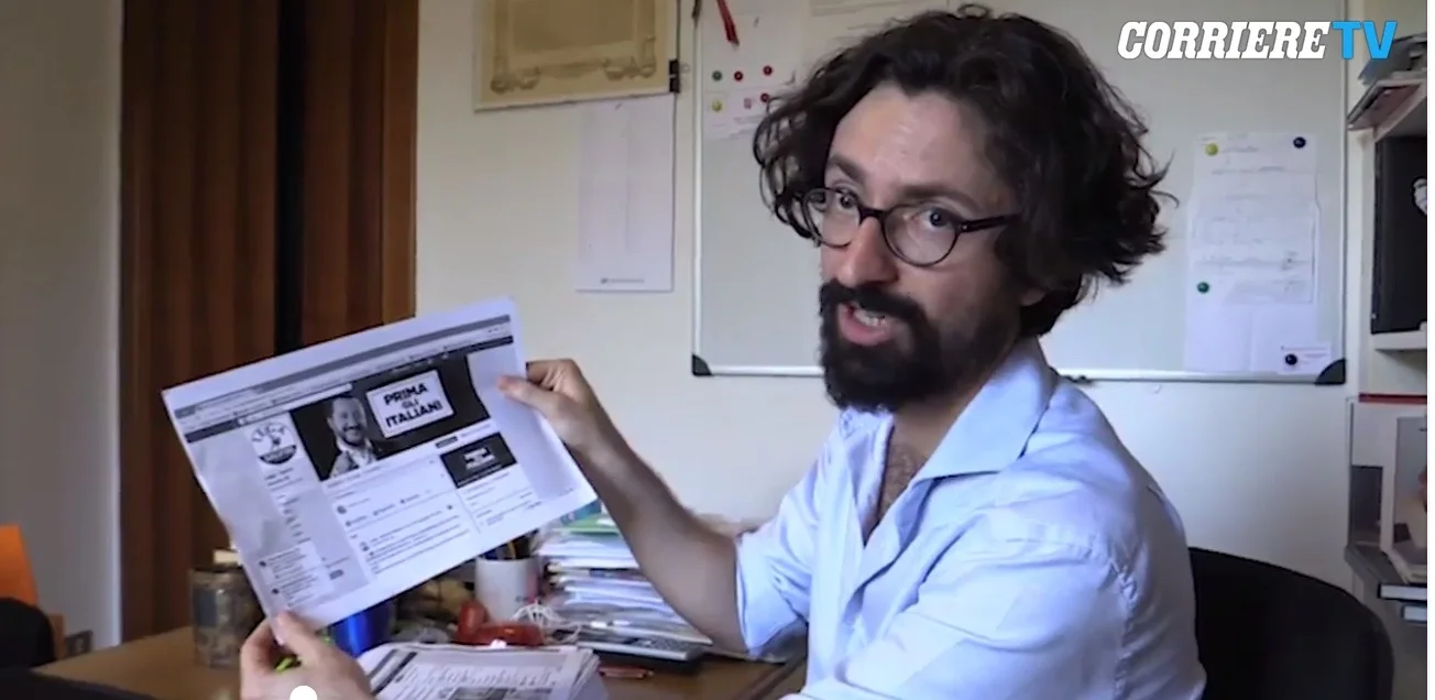 Raffaele Ariano mit den ausgedruckten Drohungen