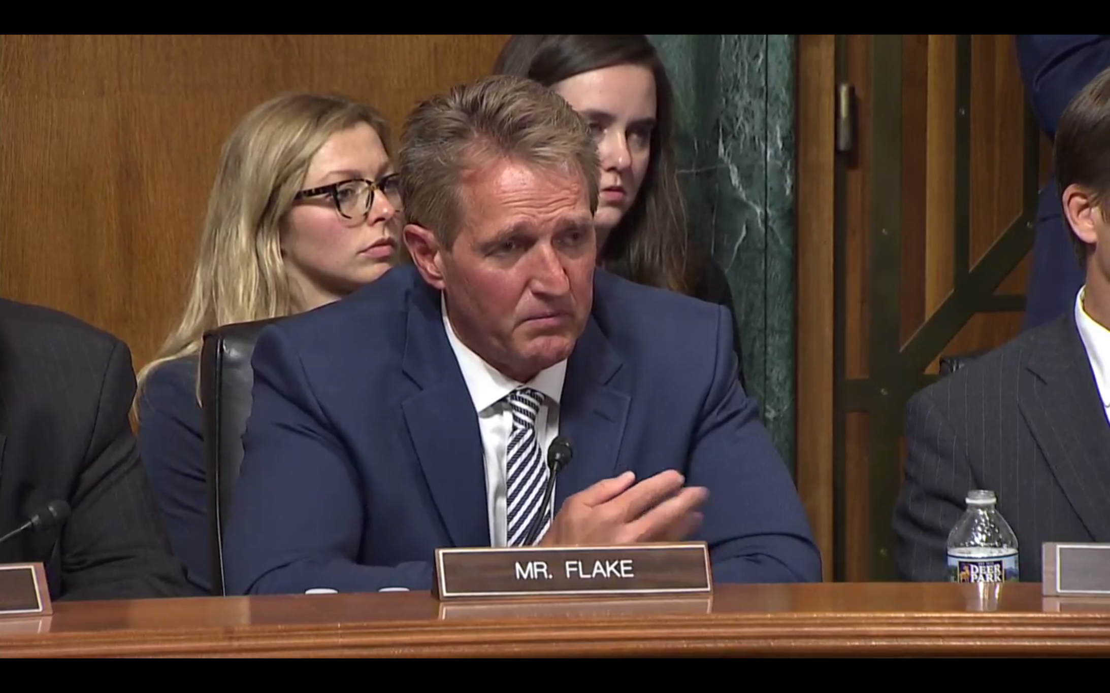 Senator Jeff Flake am Freitag im Senatsausschuss (Bild: YouTube)