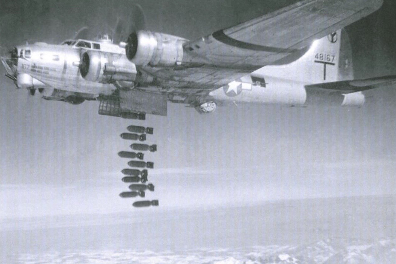 US-Air-Force-Bomber B-17 beim Bombenabwurf