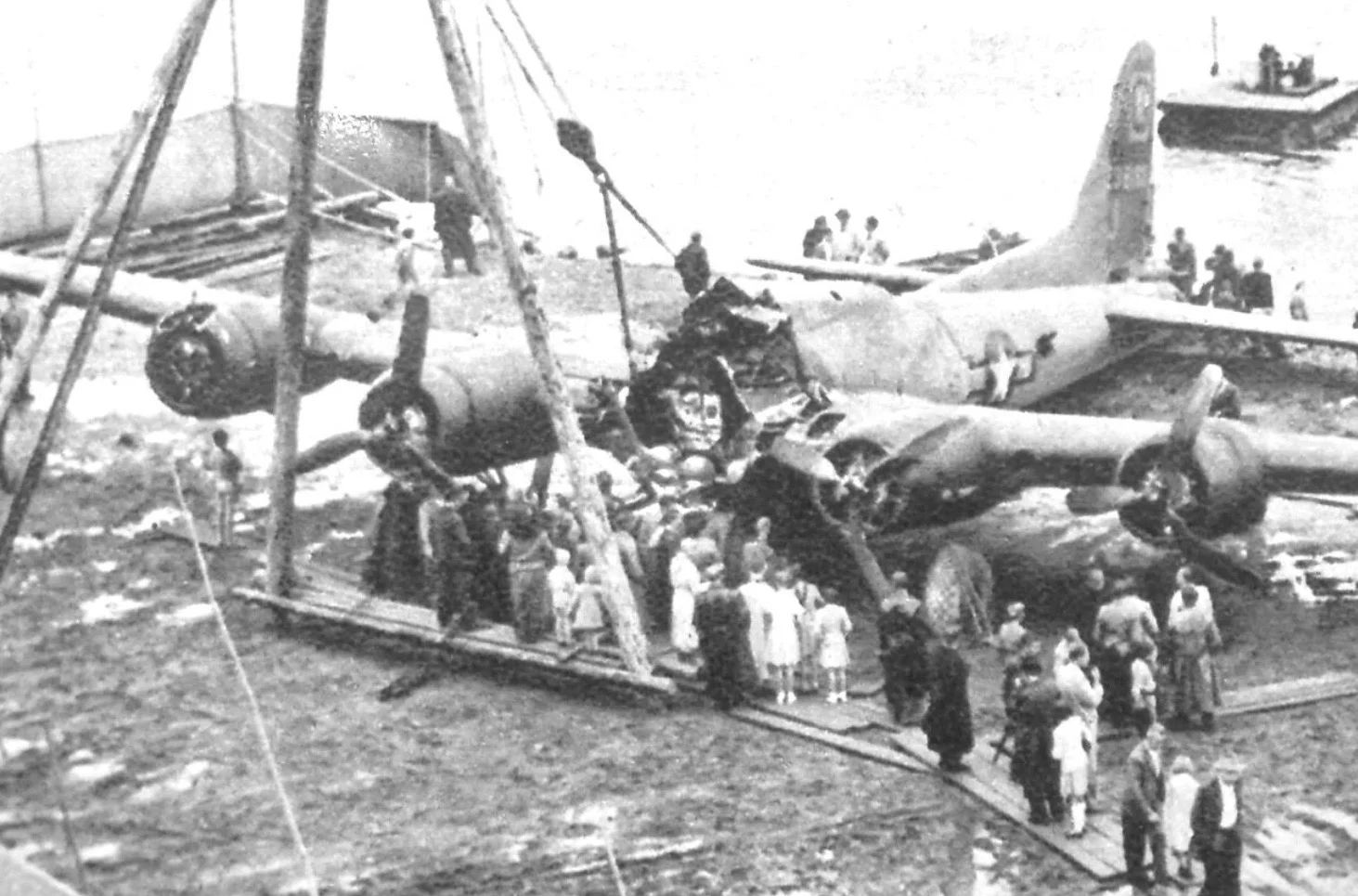 Bomber auf Kiesplatz, hinter heutigem Bootshafen, Bug fehlt noch (Foto Eugen Grau)