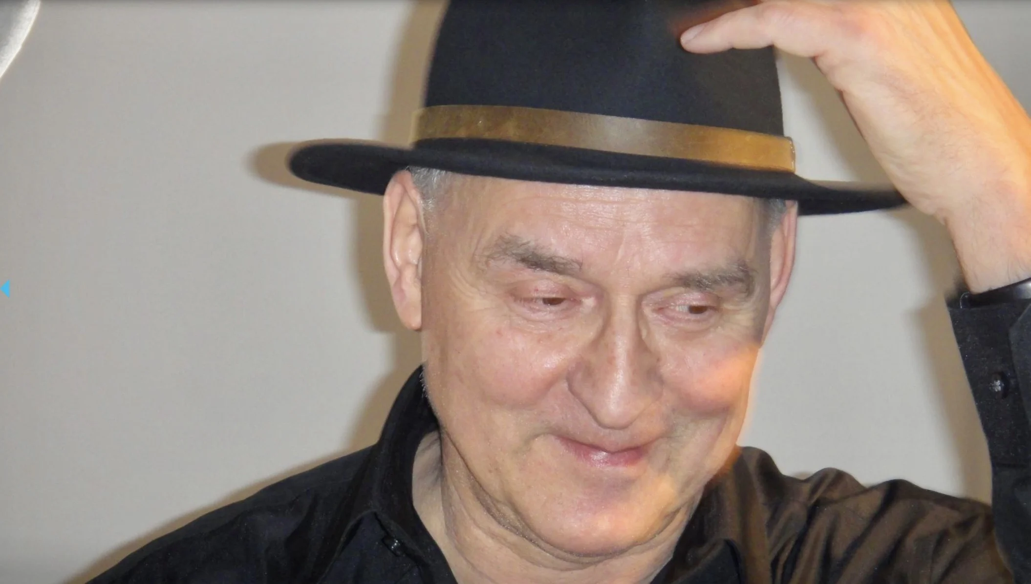 Der «Sprayer von Zürich» verstand seine Kunst als Protest gegen das „langweilige und monotone Zürich“. Die meisten seiner Sprayereien wurden als Sachbeschädigung bezeichnet und entfernt. Er sprayte nachts und lange blieb seine Identität verborgen. Dann wurde er entdeckt und zu neun Monaten Haft verurteilt. Er entzog sich der Strafe und flüchtete nach Düsseldorf. Dort wurde er später festgenommen, an die Schweiz ausgeliefert, wo er dann sechs Monate im Gefängnis sass. Anschliessend zog er wieder nach Düssel…