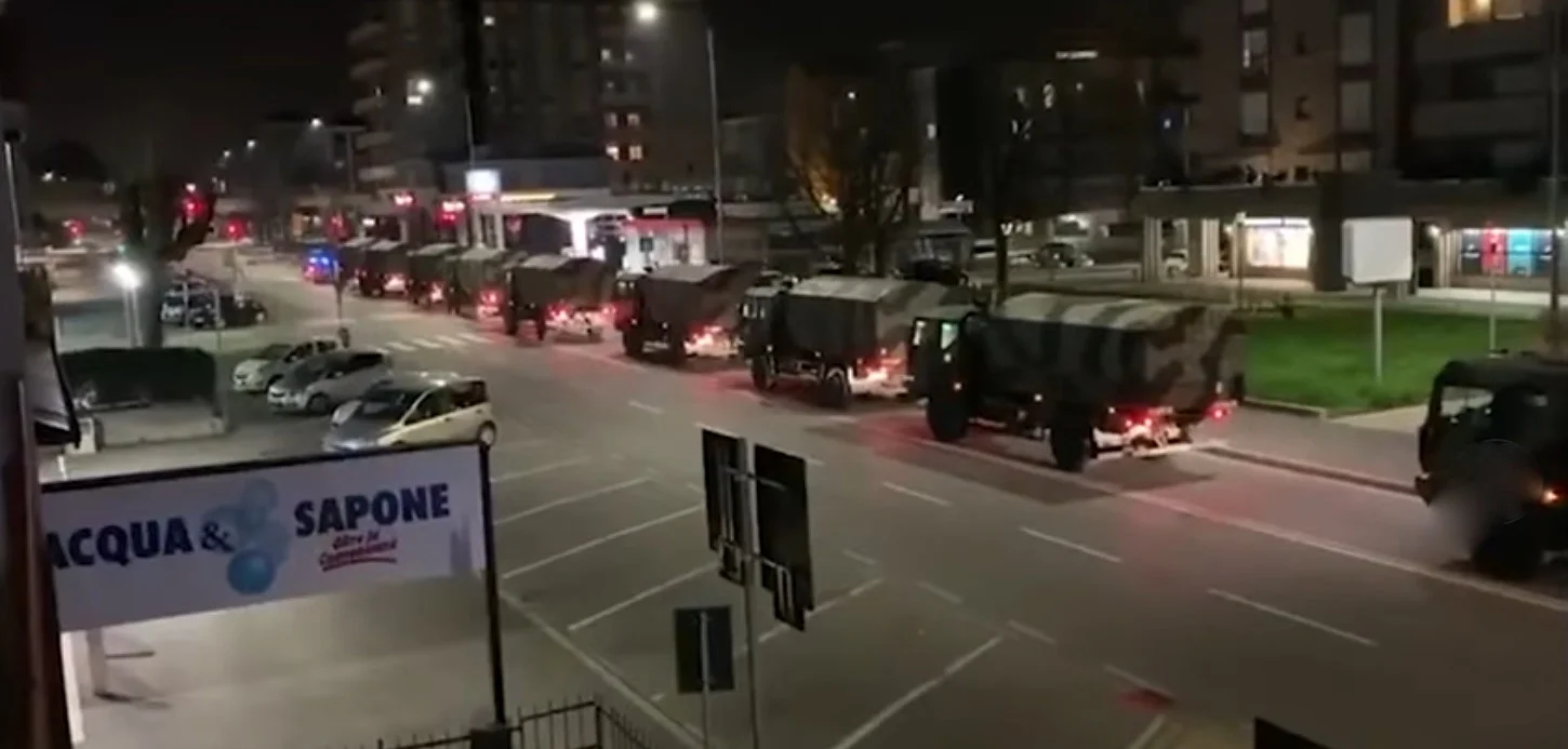 "Wir sehen riesige Kolonnen von Militärfahrzeugen, alle beladen mit Särgen", sagt unsere Autorin Birgit Eger-Bertulessi, die in Bergamo wohnt. "Das Krematorium in Bergamo ist überlastet und kann nicht mehr alle Toten der Stadt kremieren. So werden die Särge ins Krematorium von Crema gefahren, einem Städtchen südlich von Bergamo." Kein Ort in Italien wurde von der Seuche derart schrecklich heimgesucht, wie die lombardische Stadt. "Auf dem Friedhof spielen sich gespenstische Szenen ab. Immer wieder kommen ne…