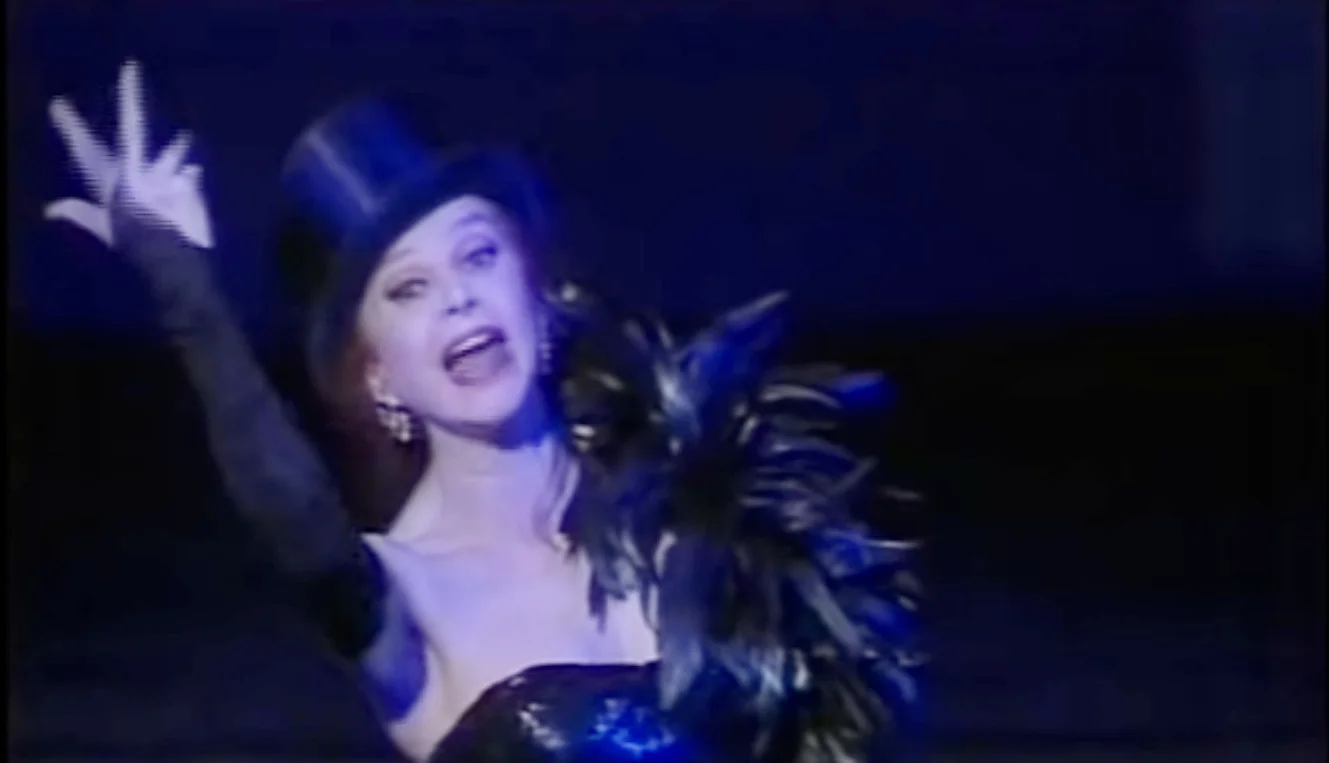 Die italienische Sängerin, Chansonnière und Filmschauspielerin Milva (Maria Ilva Biolcati) stirbt im Alter von 81 Jahren. Berühmt wurde „La Rossa“ auch als Interpretin mehrerer Brecht-Songs. Die überzeugte Sozialistin nahm insgesamt fünfzehnmal beim Sanremo-Festival teil. Zu ihren grössten Erfolgen gehörte „Tango italiano“ im Jahre 1962.Die italienische Sängerin und Schauspielerin stirbt im Alter von 81 Jahren.„La Rossa“, wie sie in Italien genannt wird, machte auch im deutschsprachigen Raum Karriere…