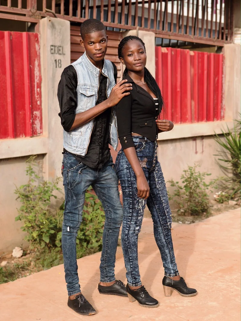 Angola: Sie haben sich eben kennengelernt. Schüchtern legt er die Hand auf ihre Schulter. 