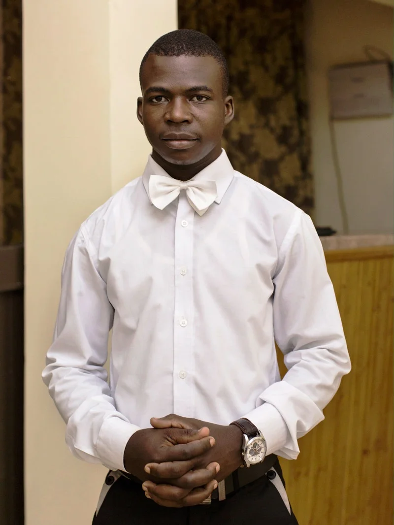 Angola: Ein Portier eines überteuerten Hotels in Luena, in dem nichts funktioniert: weder Strom noch Wasser.