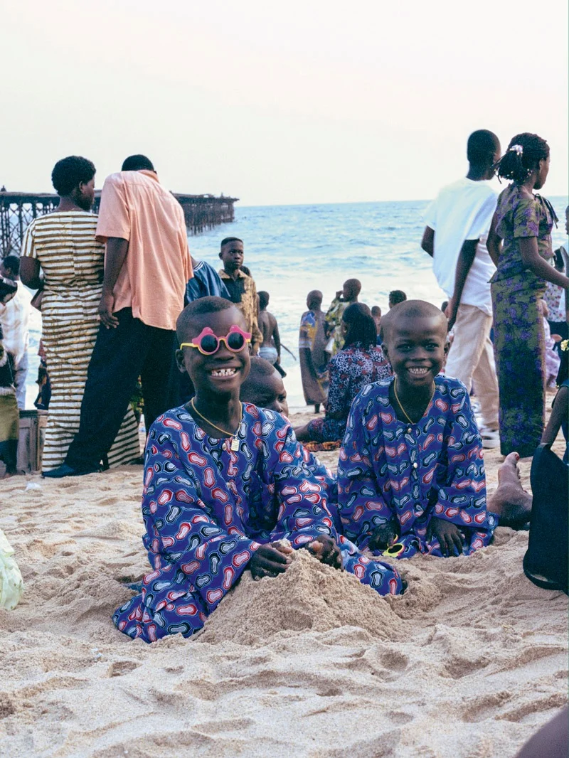Man spart für Weihnachten und für das Neue Jahr und investiert in neue Kleider. Zum Jahresende sind die Schneiderateliers ausgebucht. An Neujahr zeigt man die neuen Kleider am Strand.