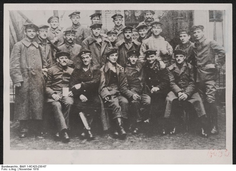 Angehörige der Matrosenkompanie des Sicherheitsregiments in Halle, November 1918 (Foto: Deutsches Bundesarchiv, Bild Y 1-6C423-230-67)