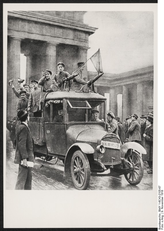 Revolutionäres Militär am Brandenburger Tor, 9. November 1918 (Bild: Deutsches Bundesarchiv, Bild Y 1-6C43-2105-67)