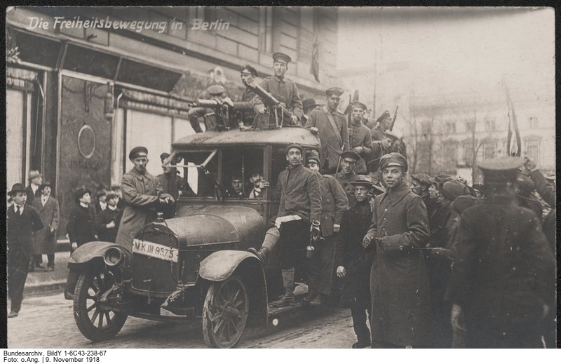 Revolutionäre Arbeiter und Soldaten mit zwei Mschinengewehren in den Strassen von Berlin, 9. November 1918 (Foto: Deutsches Bundesarchiv, Bild Y 1-6C43-238-67)