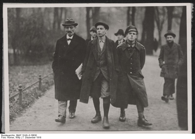 Karl Liebknecht (links) am 7. Dezember 1918 im Tiergarten Berlin mit seinem Sohn Helmut. (Bild: Deutsches Bundesarchiv, Foto: Willy Römer, Bild Y 10-KL-2-16630)