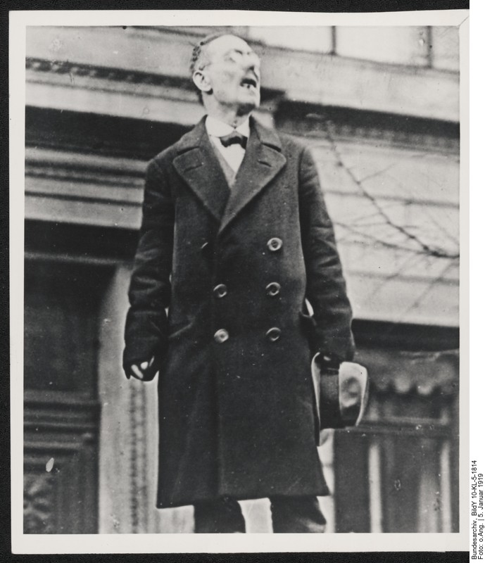 Karl Liebknecht spricht während einer Demonstration in Berlin. Das Bild stammt vom 5. Januar 1919 (Foto: Deutsches Bundesarchiv, Bild 10-KL-5-1399-70)