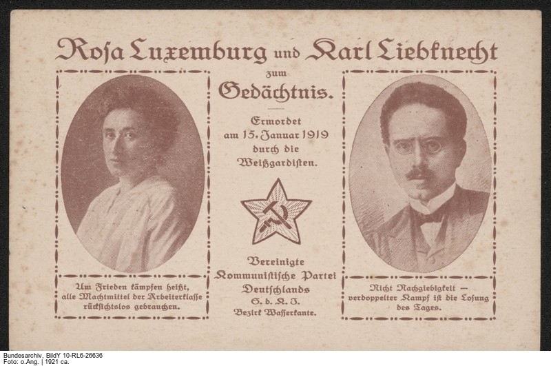 Gedenkpostkarte der Kommunistischen Partei Deutschlands zum Jahrestag der Ermordung von Karl Liebknecht und Rosa Luxemburg aus dem Jahr 1921. (Foto: Deutsches Bundesarchiv, Bild Y 10-RL6-26636) 