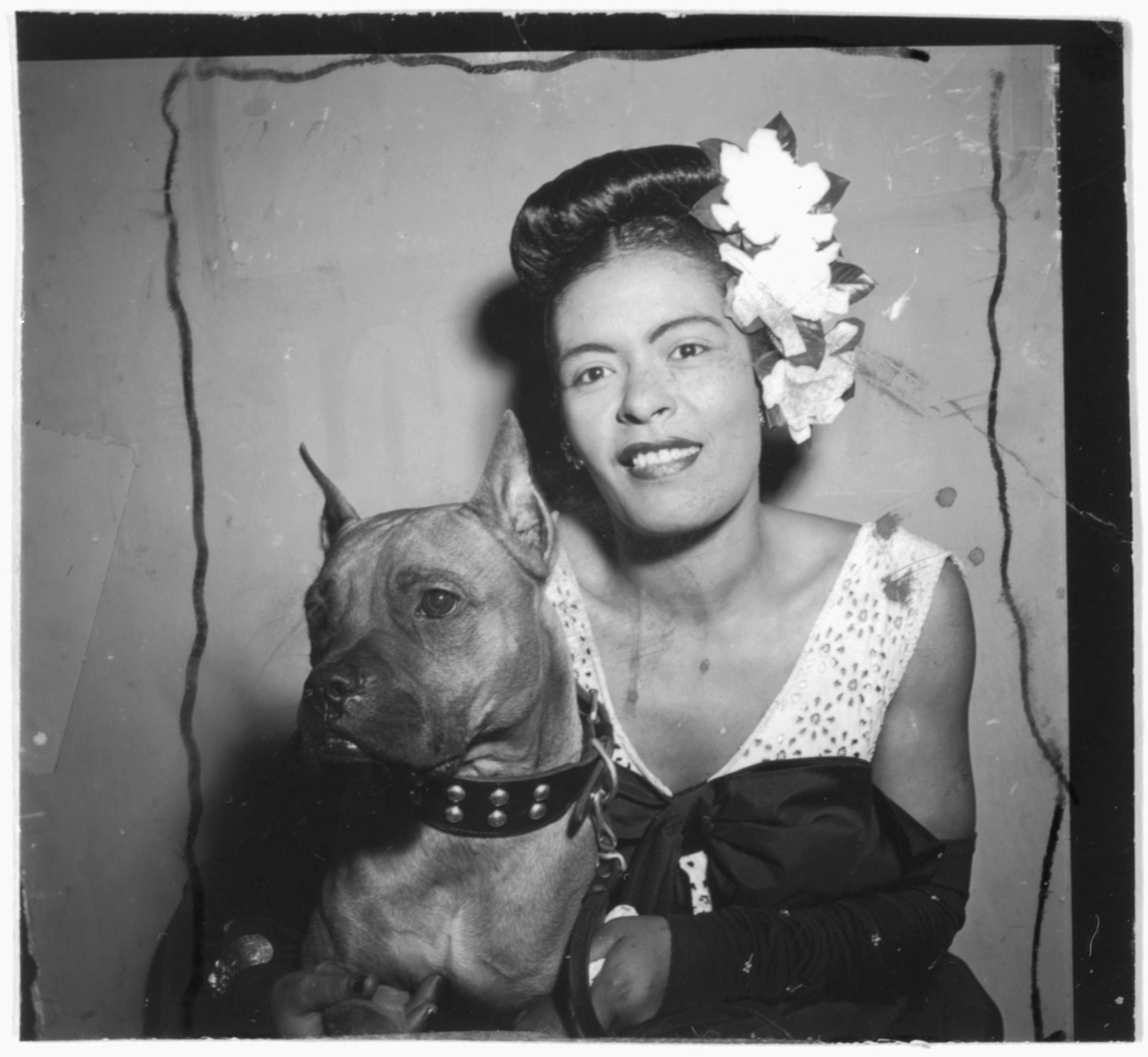 7. April 1915: Geburt von Billie Holiday. Sie gehört mit Ella Fitzgerald und Sarah Vaughan zu den bedeutendsten Jazz-Sängerinnen. Sie stirbt 1959 verarmt mit 0.70 Dollar auf ihrem Konto an einer Leberzirrhose. Das Bild zeigt sie 1947 mit ihrem Hund „Mister“. (Foto: William P. Gottlieb Collection/Library of Congress, Washington) 