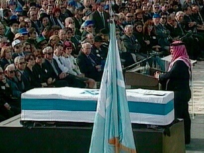 Der israelische Premierminister Yitzhak Rabin wird vom orthodoxen Juden Yigal Amir, einem extremistischen Studenten, erschossen. Mit seiner Politik der Versöhnung schaffte sich Rabin viele Feinde unter den orthodoxen Extremisten. Während der Begräbnisfeier fordert der jordanische König Hussein eine Fortsetzung des Friedensprozesses. 
