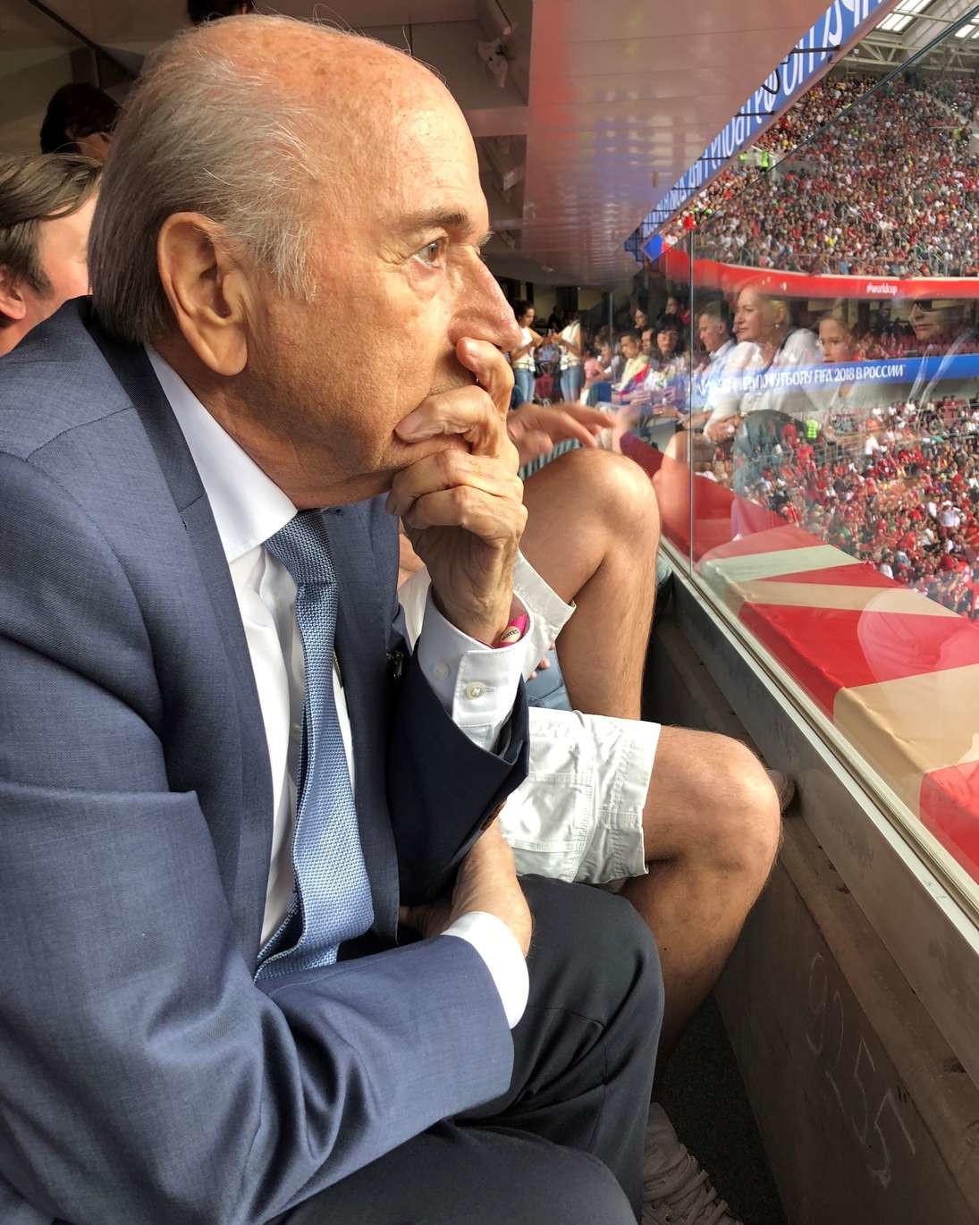 Unter den Zuschauern befindet sich auch Sepp Blatter, der gestürzte Fifa-Präsident. Er war von seinem Freund Wladimir Putin eingeladen worden. (Foto: Keystone)
