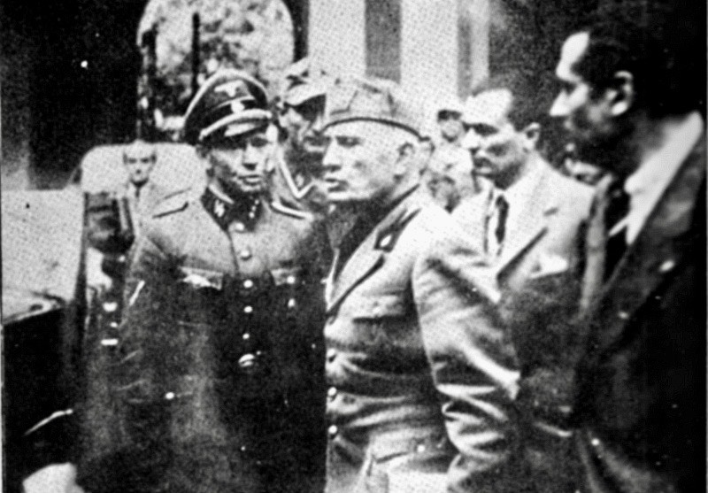Das letzte Bild: Mussolini (Mitte) in Mailand. Links SS