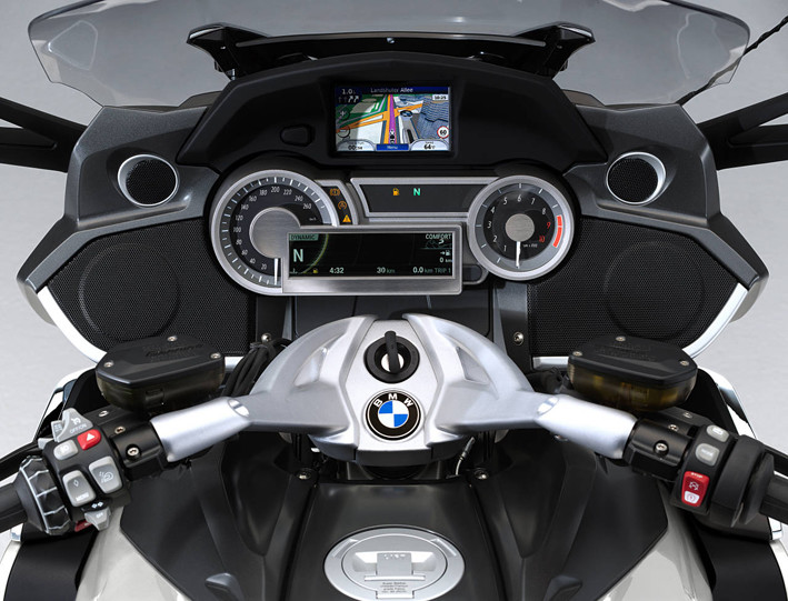 Die Durchmessung der Welt. Das Cockpit der 6-Zylinder BMW K 1600 GTL (Foto: BMW)