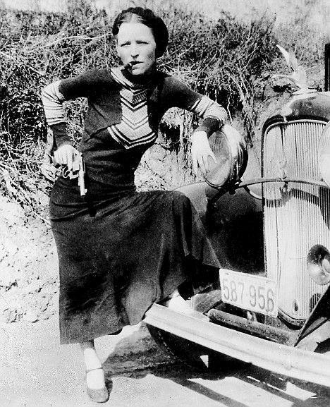 Zusammen mit Clyde Chestnut Barrow bildet sie das legendäre Gangsterpärchen „Bonnie and Clyde“. Die beiden überfallen Banken, Geschäfte sowie Tankstellen und verüben 14 Morde. Am 23. Mai 1934 werden Bonnie und Clyde in einen Hinterhalt gelockt und mit je 50 Kugeln getötet. Das Leben und die Taten der beiden wurden mehrmals verfilmt und teilweise verklärt. 