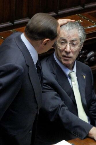 Silvio Berlusconi streichelt nach einer für ihn erfolgreichen Abstimmung im Parlament den Kopf von Umberto Bossi