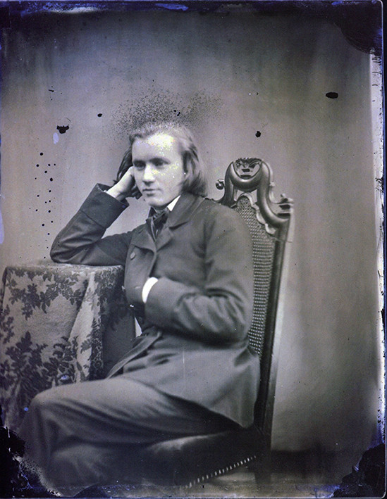 Johannes Brahms (1833 - 1897), Glasnegativ, 1853, Abb. aus dem besprochenen Band