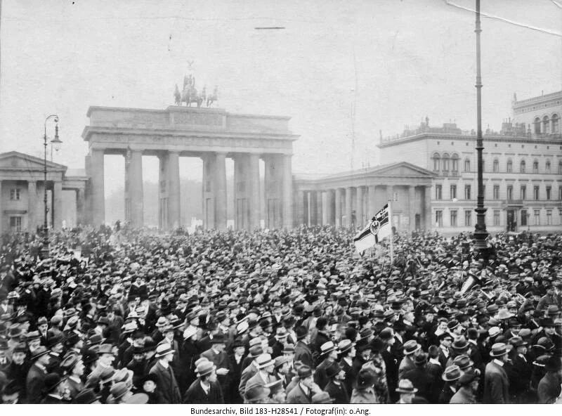 Berlin, Pariser Platz: Einzug der Brigade Ehrhardt, Aufziehen der Wache durch das Brandenburger Tor am 13. März, Menschenmenge, u.a. mit Reichskriegsflagge vor dem Brandenburger Tor. (Bild: Deutsches Bundesarchiv, 183-H28541, 13. März 1920)
