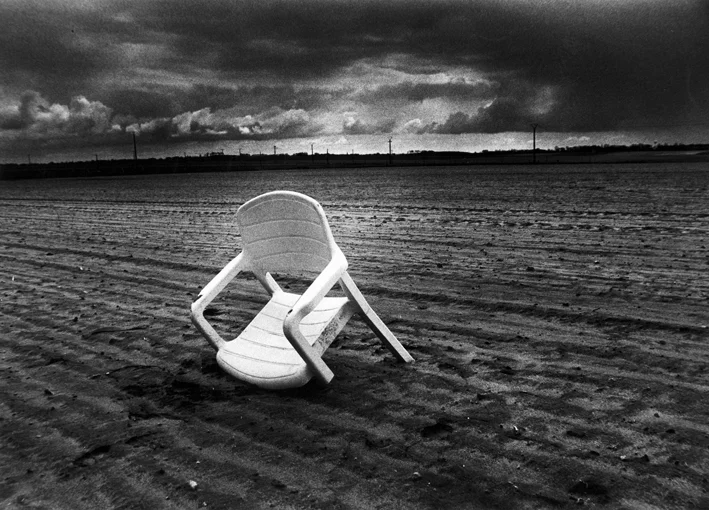 Bretagne 1994. Hier domieren Licht und Geometrie, und ein "objet trouvé" regt die Fantasie an.