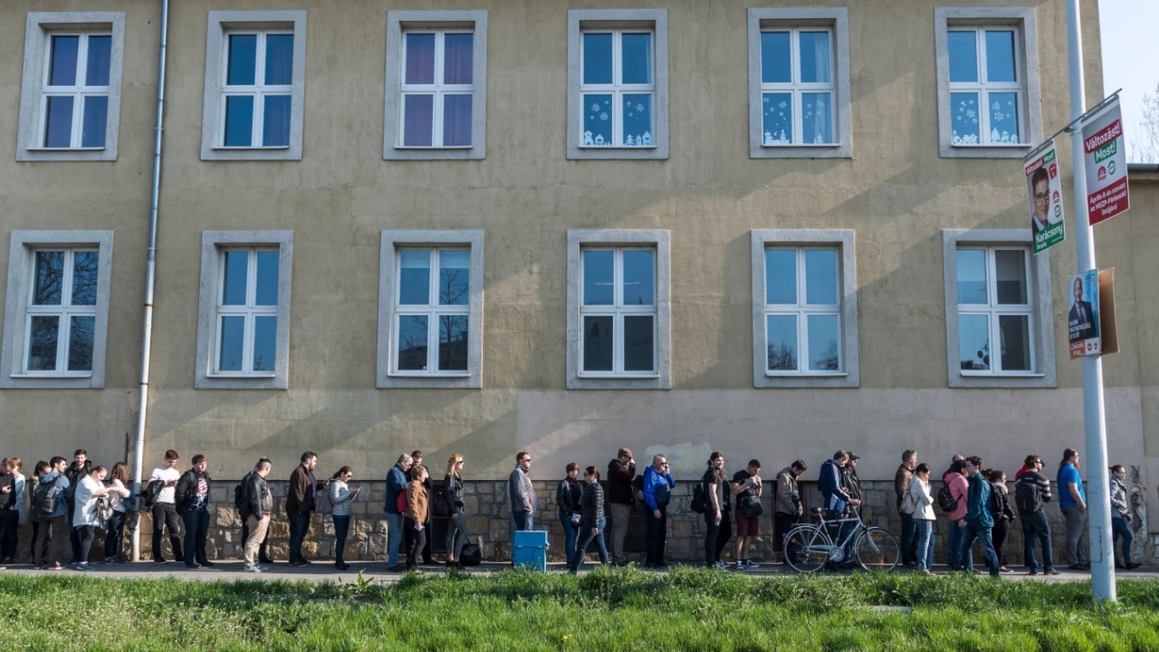Eine Menschenschlange vor einem Wahllokal in Budapest (Foto: Keystone/AP)