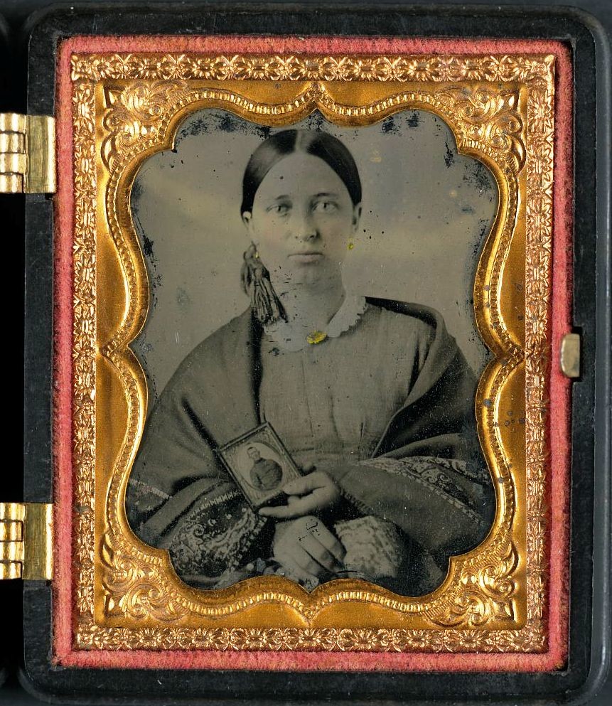 Eine unbekannte Frau mit dem Foto eines Südstaaten-Soldaten. Fotograf: unbekannt. Publiziert zwischen 1861 und 1865.