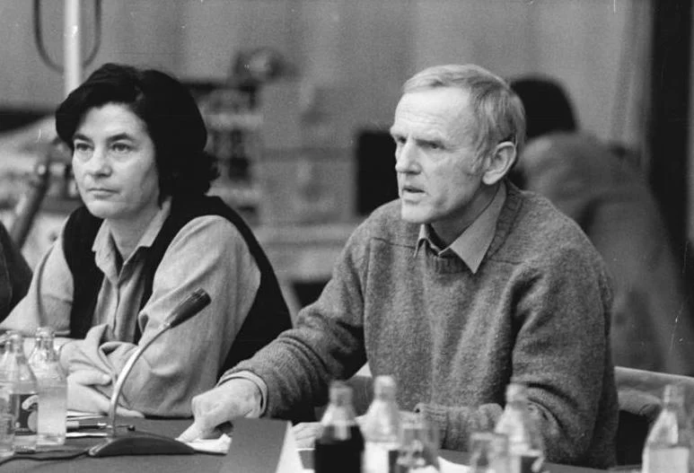 An der «Berliner Begegnung zur Friedensförderung» von Schriftsteller, Künstlern und Wissenschaftlern aus europäischen Ländern vom 13. bis 14. Dezember 1981, nahmen Christa Wolf und Günter de Bruyn (r.) teil. (Bundesarchiv, Bild 183-Z1229-317 / Senft, Gabriele / CC-BY-SA 3.0)