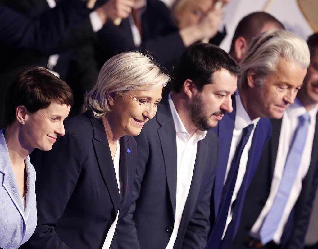 In Schieflage: Frauke Petry, Marine Le Pen, Matteo Salvini, Geerd Wilders verneigen sich am 22. Januar 2017 vor ihren Anhängern in Koblenz (Foto: Keystone)