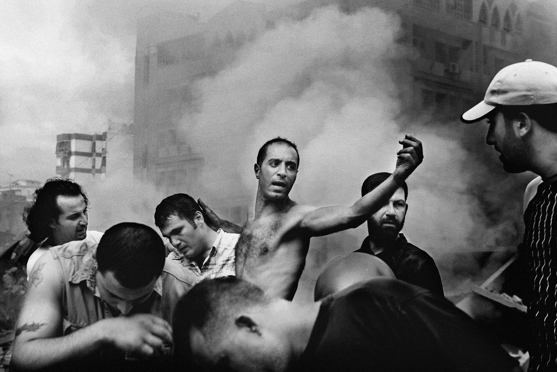 Zivilisten graben in Trümmern nach Überlebenden, unmittelbar nach einem israelischen Luftangriff, der 2006 verschiedene Gebäude in Beirut zerstört hat. © Paolo Pellegrin / Magnum Photos, Libanon