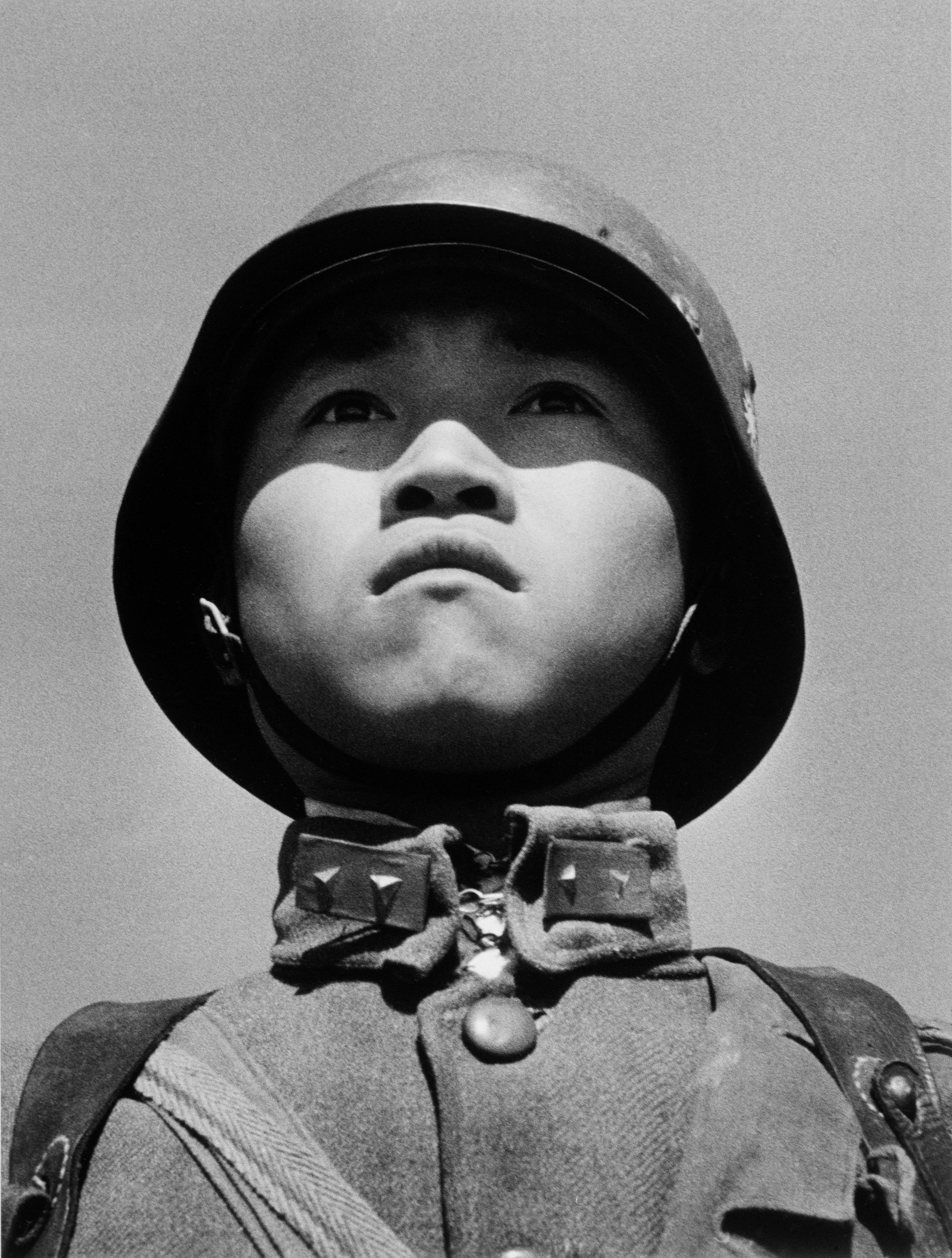 Ein minderjähriger Soldat, fotografiert von Robert Capa in Hankou im März 1938. © International Center of Photography/Magnum Photos / courtesy Schirmer/Mosel 
