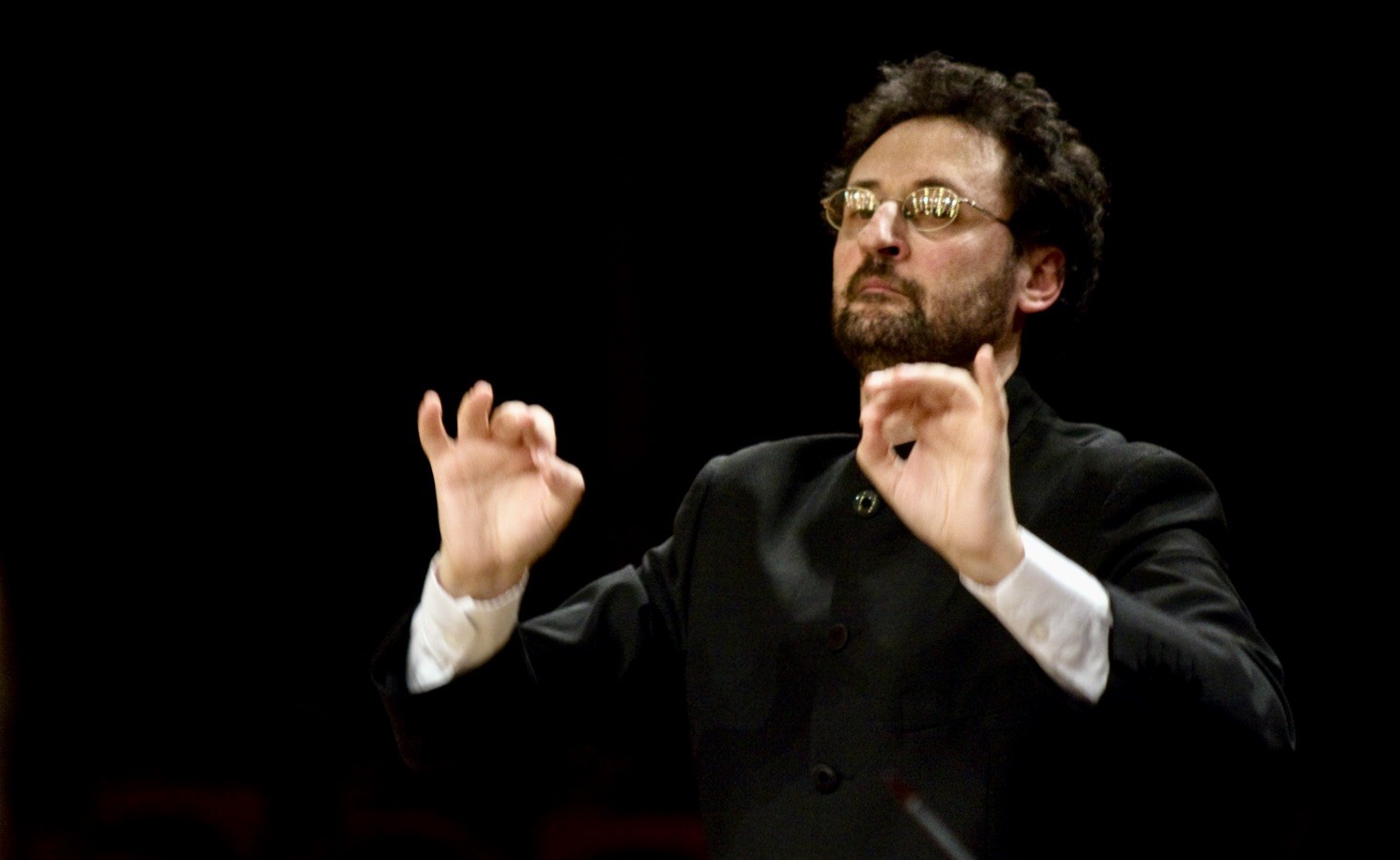 Gianluca Capuano – der Dirigent leitet die Geschicke, zumindest musikalisch    Foto: © Opernhaus Zürich