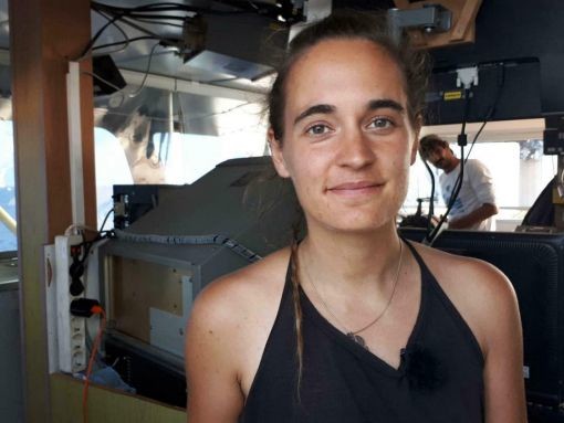 Für die einen ist sie „die Heldin“, für Matteo Salvini „eine Rotznase“. Die deutsche Kapitänin Carola Rackete steuert trotz ausdrücklichen Verbots die „Seawatch 3“ in den Hafen von Lampedusa. Sie wird sogleich festgenommen. Das Schiff hat 40 Migranten an Bord. Der rechtspopulistische Innenminister Salvini hatte die italienischen Häfen für Migranten-Schiffe geschlossen. Eine Richterin verfügte später die Freilassung Racketes. (Foto: Keystone/AP/Ansa/Matteo Guidelli)