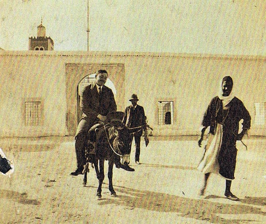 Paul Klee und August Macke vor den Toren Kairouans. Eine Aufnahne von Louis Moilliet.