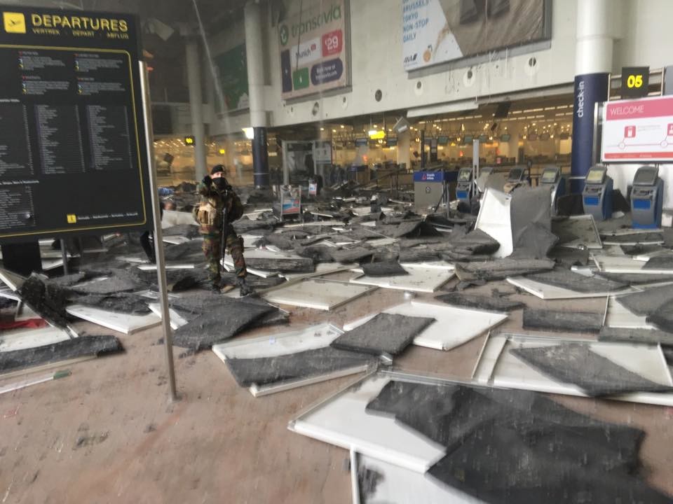 22. März: Terroranschläge des „Islamischen Staats“ in Brüssel. Auf dem Flughafen Brüssel-Zaventem sprengen sich in der Ankunftshalle zwei Selbstmordattentäter in die Luft. Ein weiterer Selbstmordattentäter verübt in der Brüsseler Innenstadt, im U-Bahnhof Maalbeek, ein Sprengstoffattentat.