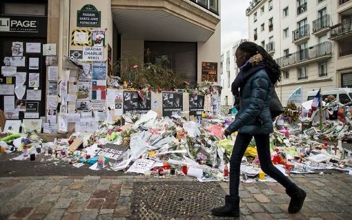 2015: "Je suis Charlie": Blumen vor dem Pariser Redaktionsgebäude der Satirezeitschrift Charlie Hebdo. Zwei maskierte islamistische Täter dringen am 7. Januar in die Redaktion ein und erschiessen elf Personen. Auf der Flucht töten sie einen Polizisten. In einem jüdischen Supermarkt erschiesst am 8. Januar ein Schwerbewaffneter vier Menschen. Der "Islamische Staat" übernimmt die Verantwortung für die Attentate. Der Anschlag auf die Redaktion von Charlie Hebdo löst eine beispiellose Solidaritätswelle aus. Hu…