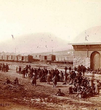 Chattanooga (Tennessee). Festgenommene Soldaten der südlichen konföderierten Armee warten auf den Abtransport nach Norden. Publiziert 1863.