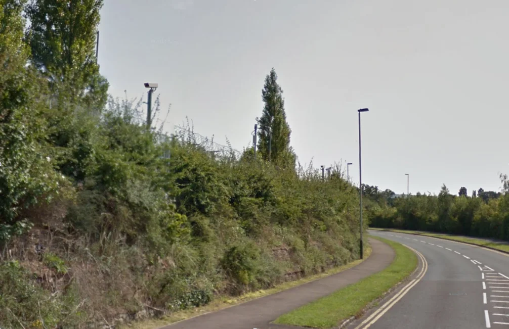 Das GCHQ-Gebäude ist versteckt hinter einem Wall. (Bild: Google Streetview)