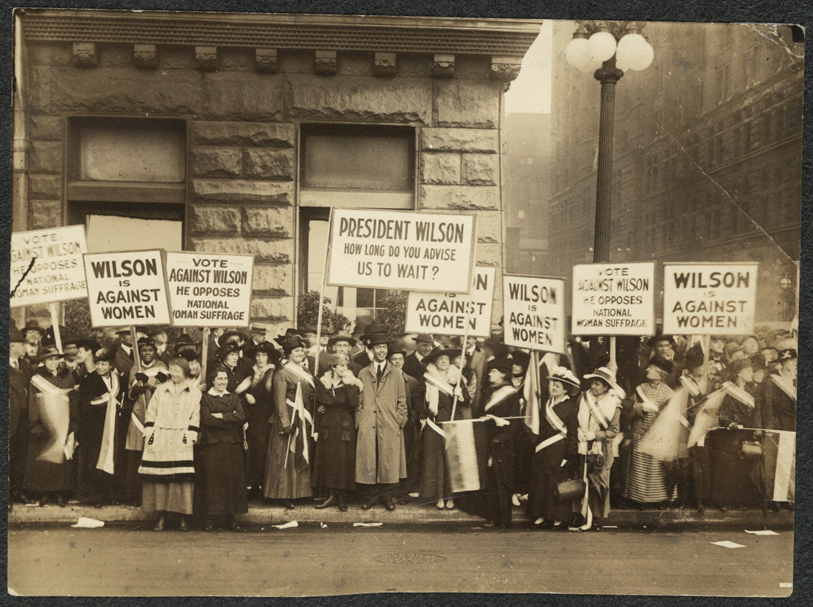Oktober 1916. In Chincago demonstieren Frauen gegen Präsident Woodrow Wilson. Aufgebrachte Männer greifen die Demonstrantinnen an und entreissen ihnen ihre Banner. Die Polizei schaut lachend zu.