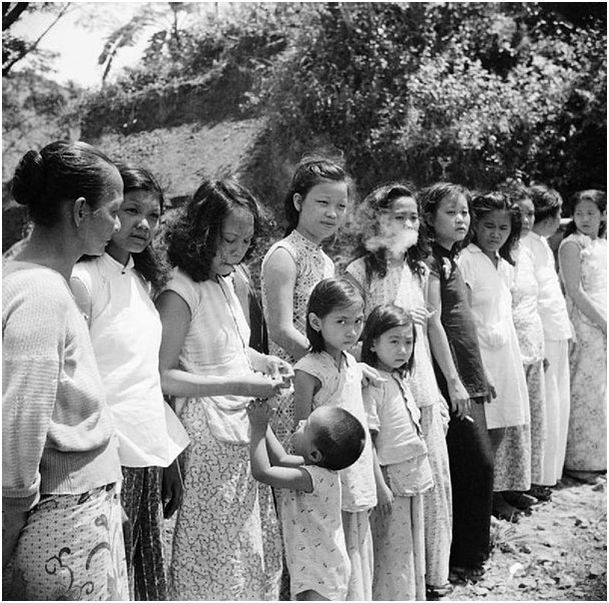 Junge chinesische und malayische Frauen, die von japanischen Soldaten als "comfort girls" missbraucht werden. (Foto: Imperial War Museum, London)

