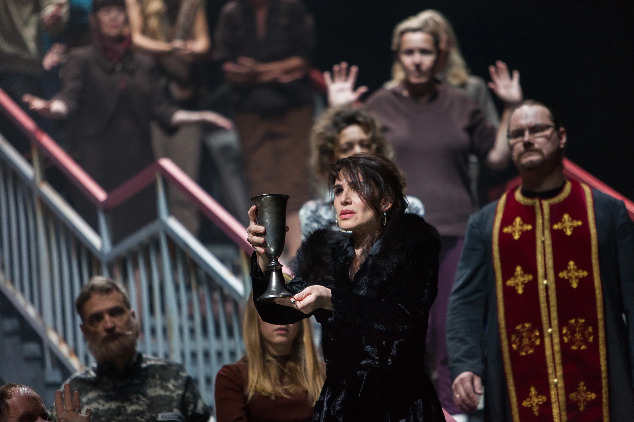 Chor und Extrachor des Theater Basel, Jordanka Milkova, Dmitry Ulyanov © Simon Hallström 