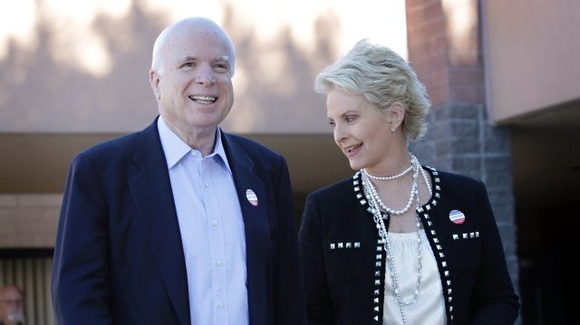 John McCain mit seiner Frau Cindy 2010. (Foto: AP)
