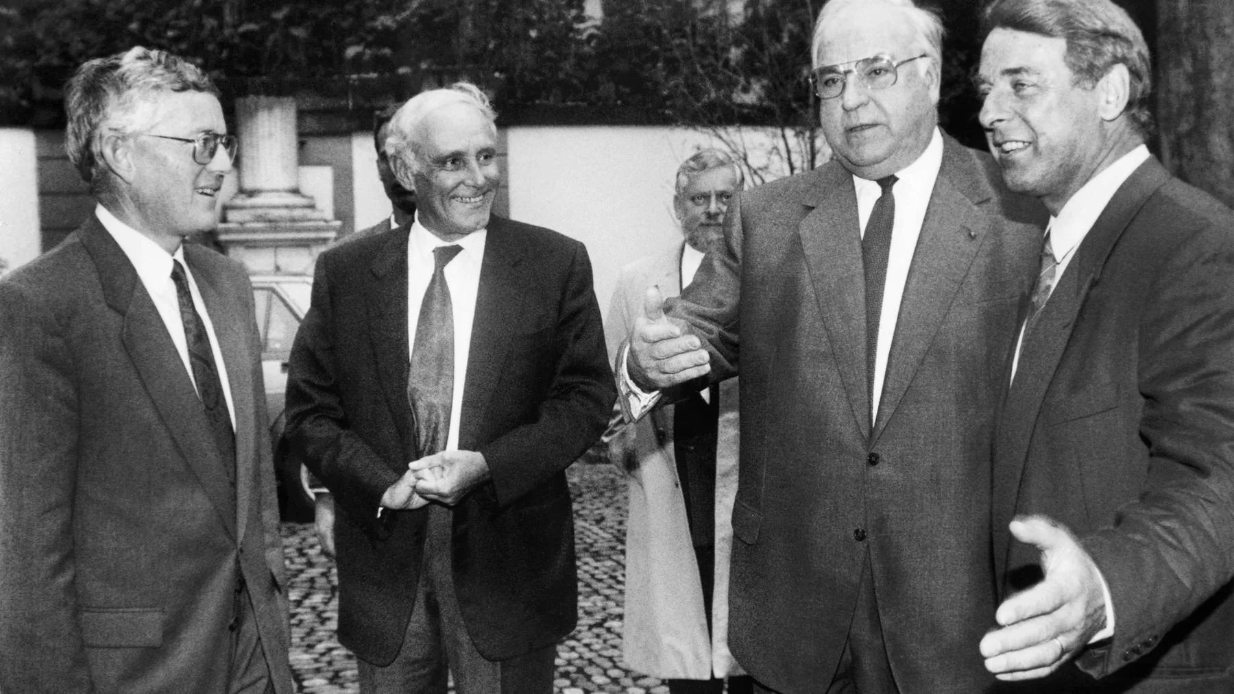 Zwei Monate nach dem Tod von alt Bundesrat René Felber stirbt in Locarno im Alter von 81 Jahren der CVP-Politiker und alt Bundesrat Flavio Cotti an den Folgen des Corona-Virus. Cotti war Bundesrat von 1986 bis 1999. Er war zunächst Vorsteher des Departements des Inneren und dann des Departements des Äusseren. Cotti war es, der 1996 die Bergier-Kommission einsetzte. Das Bild aus dem Jahr 1993 zeigt Cotti (zweiter von links) mit Bundesrat Kaspar Villiger, Bundeskanzler Helmut Kohl und Bundesrat Adolf Ogi in …