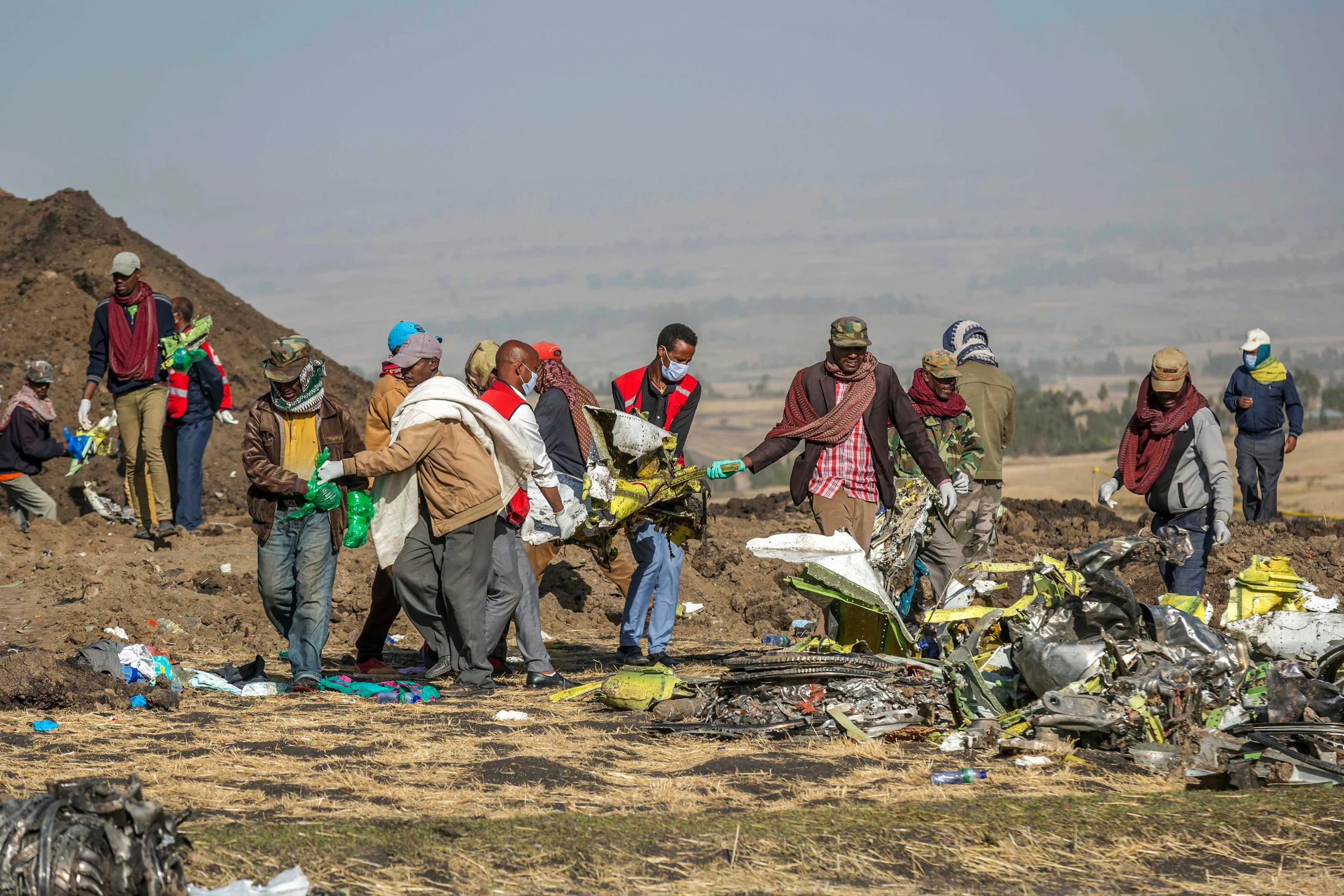 Eine Boeing 737 Max 8 der Ethiopian Airlines stürzt kurz nach dem Start in Addis Abeba auf dem Weg nach Nairobi ab. 149 Passagiere und 8 Besatzungsmitglieder kommen ums Leben. Bei der Maschine handelte es sich um ein neues Flugzeug; der Pilot hatte jahrelange Erfahrung. Die Ethiopian Airlines hat einen guten Ruf. Fünf Monate zuvor war ein Flugzeug des gleichen Typs abgestürzt. Die Maschine der indonesischen Gesellschaft Lion Air war auf dem Weg von Jakarta nach Pangkal Pinang verunglückt. 189 Menschen star…