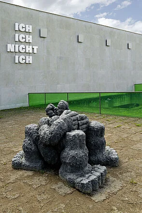 Auf der Dachterrasse: Vorne: Rudolf Blättler (*1941) Mann und Weib, 1994 Bronze, 121 x 172 x 162 cm Im Besitz des Künstlers. Hinten: Rémy Zaugg. Ohne Titel. Vierteilig. Leuchtschrift. Foto: René Rötheli, Baden.