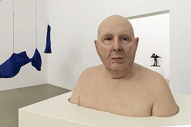 Installationsansicht: Vorne: Urs Lüthi: Selfportait (Tears). Mischtechnik. 2020. Besitz des Künstlers. Hinten: Doris Stauffer: Tastsäcke. Fünf Stoffbeutel gefüllt mit  div. Objekten. 1970. Aargauer Kunsthaus Aarau. Foto: René Rötheli, Baden.