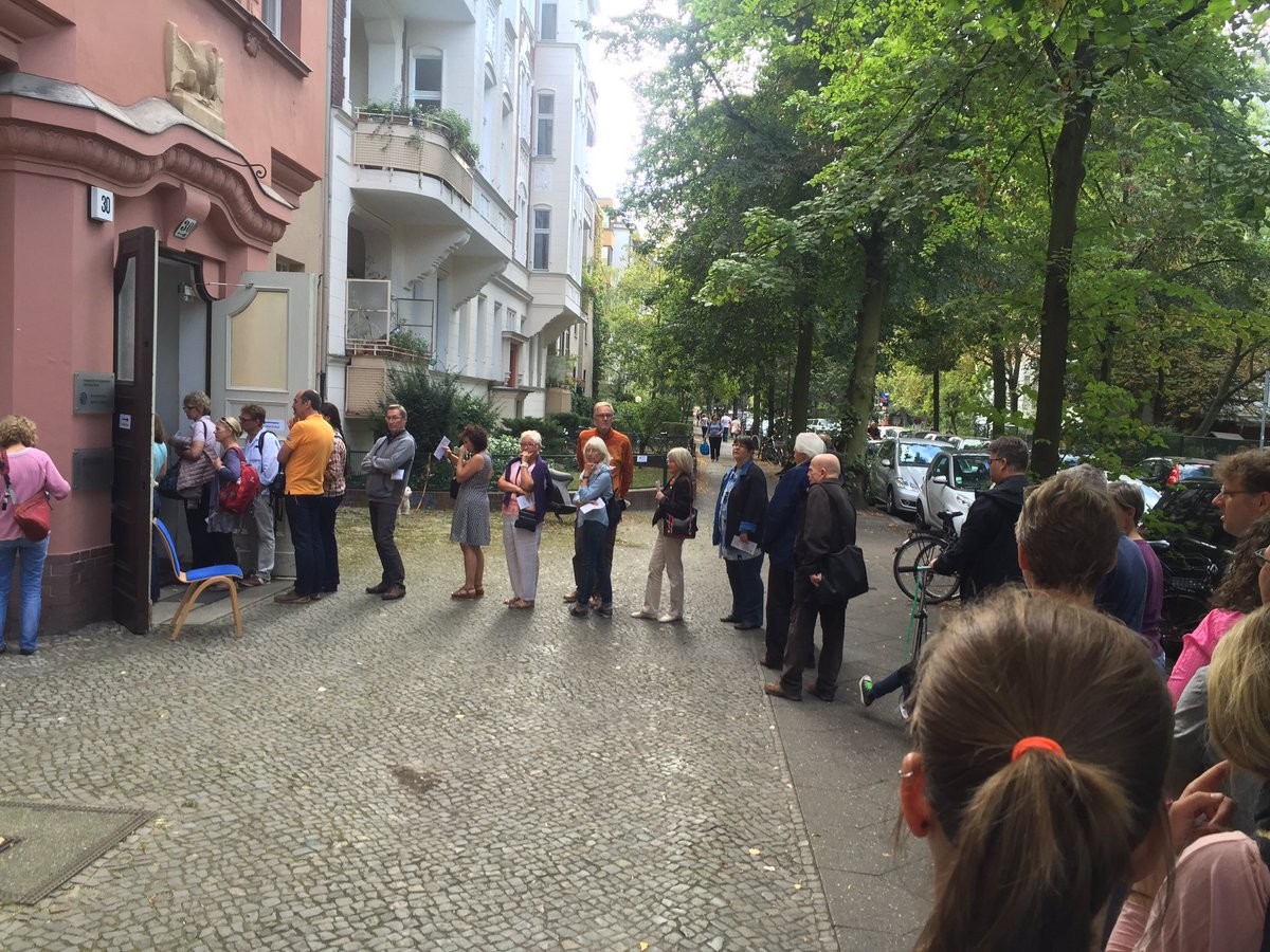 Schlange vor einem Wahllokal in Friedenau kurz vor 14.00 Uhr (Foto: S. Schilling, Twitter)