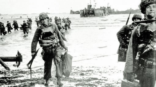 6. Juni 1944: D-Day: Beginn der alliierten Invasion in der Normandie. 176‘000 Mann, 20‘000 Fahrzeuge und viele tausend Tonnen Material werden innerhalb von drei Tagen über den Ärmelkanal befördert. Es ist die grösste Armada, die je Englands Küsten verlassen hatte. Der D-Day leitet die Operation "Overlord" ein, deren Ziel es ist, Frankreich von den Nazi-Truppen zu befreien. Die Invasion in der Normandie fordert auf alliierter Seite über 67'000 Tote. Auf deutscher Seite sterben 50'000 Soldaten. Mit der Kapit…